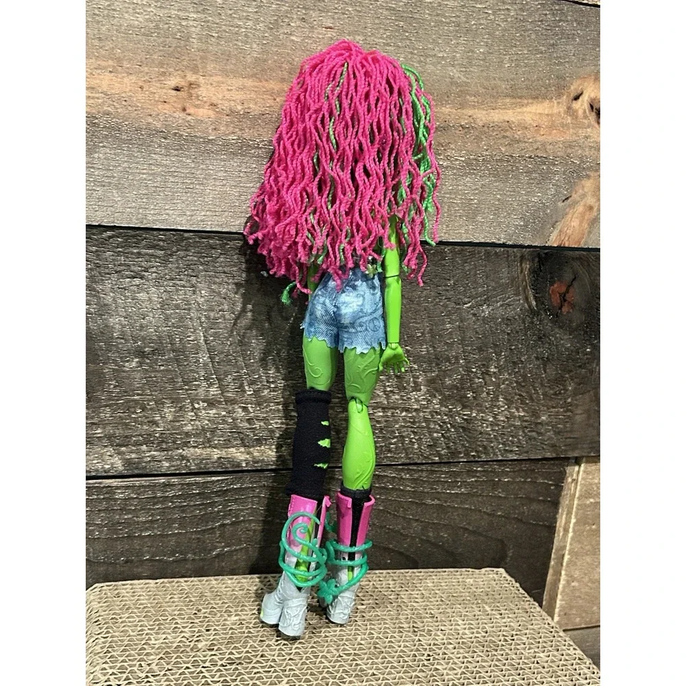 Monster High G3 Venus McFlytrap Core Fashion Doll‎ Gen 3
